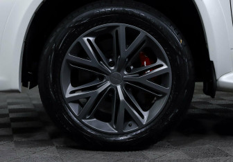 Подержанный автомобиль Toyota Land Cruiser Suv 2015 года (8 фото)