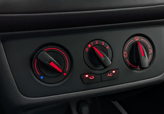 Подержанный автомобиль SEAT Ibiza Wagon 2011 года (17 фото)