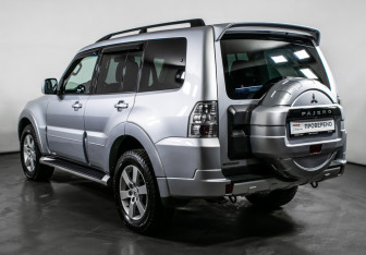 Подержанный автомобиль Mitsubishi Pajero 2012 года (7 фото)