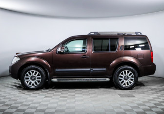 Подержанный автомобиль Nissan Pathfinder 2010 года (8 фото)