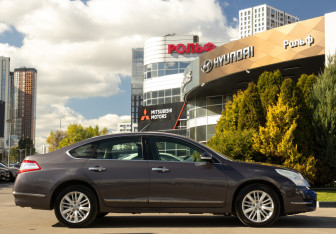 Подержанный автомобиль Nissan Teana 2011 года (3 фото)