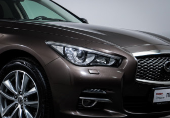 Подержанный автомобиль Infiniti Q50 2014 года (16 фото)