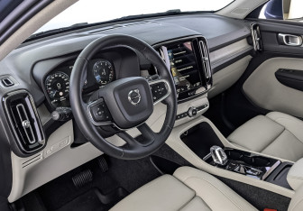 Подержанный автомобиль Volvo XC40 2021 года (15 фото)