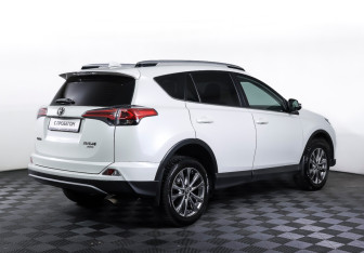 Подержанный автомобиль Toyota RAV4 2016 года (5 фото)