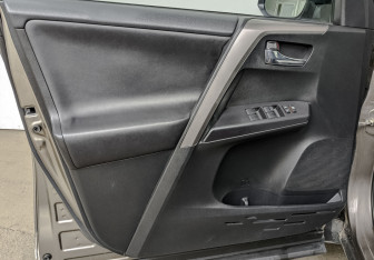 Подержанный автомобиль Toyota RAV4 2016 года (19 фото)
