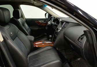 Подержанный автомобиль Infiniti QX70 2013 года (24 фото)