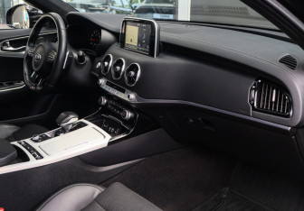 Подержанный автомобиль Kia Stinger 2018 года (7 фото)