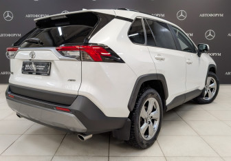 Подержанный автомобиль Toyota RAV4 2020 года (5 фото)