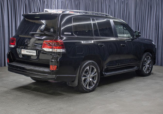 Подержанный автомобиль Toyota Land Cruiser Suv 2020 года (5 фото)