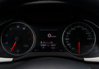 Подержанный автомобиль Audi A4 Sedan 2010 года (13 фото)