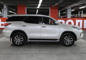 Подержанный автомобиль Toyota Fortuner 2018 года (4 фото)