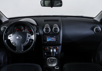 Подержанный автомобиль Nissan Qashqai 2011 года (14 фото)