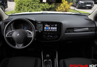 Подержанный автомобиль Mitsubishi Outlander 2022 года (10 фото)