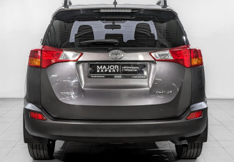 Подержанный автомобиль Toyota RAV4 2014 года (6 фото)