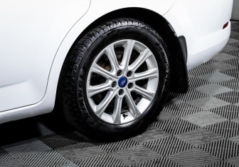 Подержанный автомобиль Ford Mondeo Sedan 2012 года (15 фото)