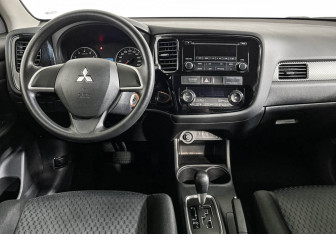 Подержанный автомобиль Mitsubishi Outlander 2012 года (12 фото)