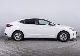 Подержанный автомобиль Hyundai Elantra Sedan 2019 года (4 фото)