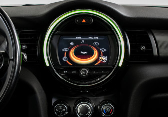 Подержанный автомобиль MINI Hatch 2017 года (15 фото)