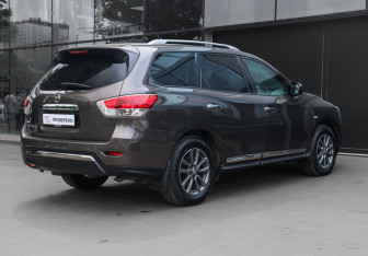Подержанный автомобиль Nissan Pathfinder 2015 года (4 фото)