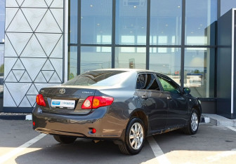 Подержанный автомобиль Toyota Corolla Sedan 2008 года (5 фото)