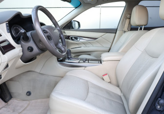 Подержанный автомобиль Infiniti Q70 2015 года (16 фото)