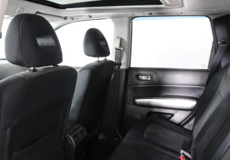 Подержанный автомобиль Nissan X-Trail 2011 года (12 фото)
