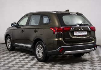 Подержанный автомобиль Mitsubishi Outlander 2017 года (6 фото)
