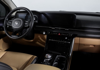 Подержанный автомобиль Kia Carnival 2020 года (20 фото)