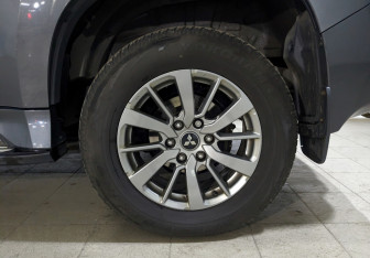 Подержанный автомобиль Mitsubishi Pajero Sport 2018 года (12 фото)