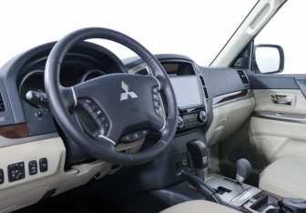 Подержанный автомобиль Mitsubishi Pajero 2021 года (10 фото)