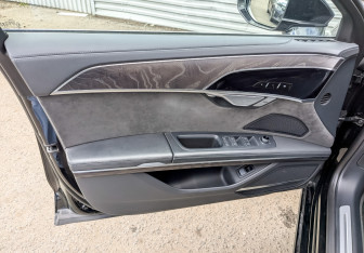 Подержанный автомобиль Audi A8 2021 года (20 фото)