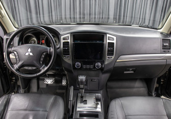 Подержанный автомобиль Mitsubishi Pajero 2018 года (14 фото)