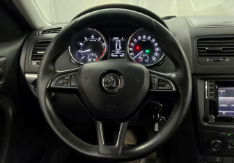 Подержанный автомобиль Skoda Yeti 2015 года (12 фото)