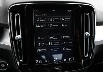 Подержанный автомобиль Volvo XC40 2019 года (17 фото)