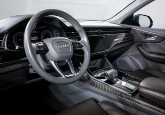 Подержанный автомобиль Audi Q8 2019 года (14 фото)