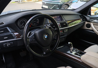 Подержанный автомобиль BMW X5 2013 года (12 фото)