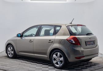Подержанный автомобиль Kia Ceed Hatchback 2011 года (3 фото)