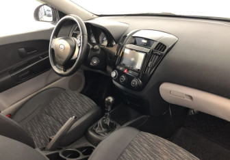 Подержанный автомобиль Kia Ceed Hatchback 2009 года (7 фото)