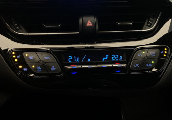 Подержанный автомобиль Toyota C-HR 2019 года (14 фото)