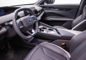 Подержанный автомобиль Changan UNI-V 2023 года (10 фото)