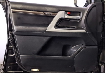 Подержанный автомобиль Toyota Land Cruiser Suv 2018 года (19 фото)