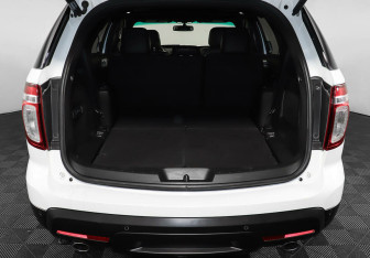 Подержанный автомобиль Ford Explorer 2013 года (25 фото)