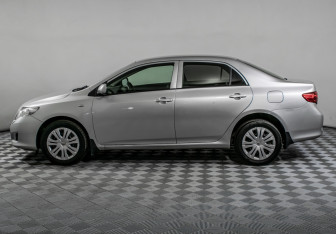 Подержанный автомобиль Toyota Corolla Sedan 2007 года (8 фото)