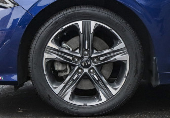 Подержанный автомобиль Kia K5 2020 года (17 фото)