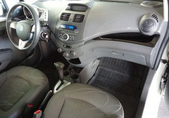 Подержанный автомобиль Chevrolet Spark 2014 года (11 фото)