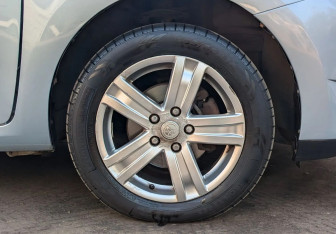 Подержанный автомобиль Toyota Auris Hatchback 2008 года (15 фото)