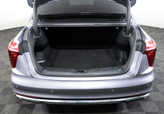 Подержанный автомобиль Hongqi H5 2023 года (10 фото)