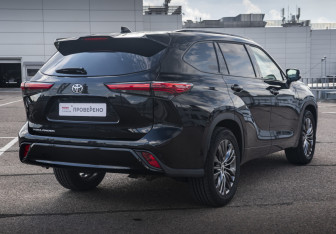 Подержанный автомобиль Toyota Highlander 2025 года (5 фото)