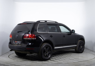 Подержанный автомобиль Volkswagen Touareg 2004 года (5 фото)
