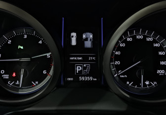 Подержанный автомобиль Toyota Land Cruiser Prado 2014 года (16 фото)